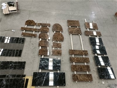 گہرے براؤن سنگ مرمر کی ٹائلیں۔