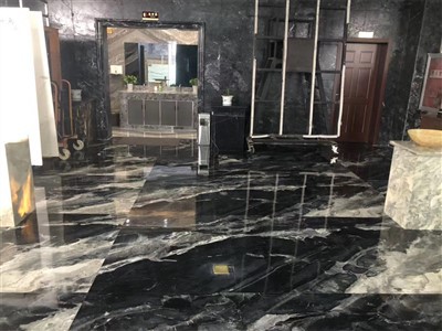 سنگ مرمر کے فرش اور دیواریں۔